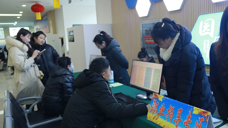春风送岗促就业真情相助暖民心——2026年辽宁省春风行动暨就业援助季首场招聘活动在阜新成功启动